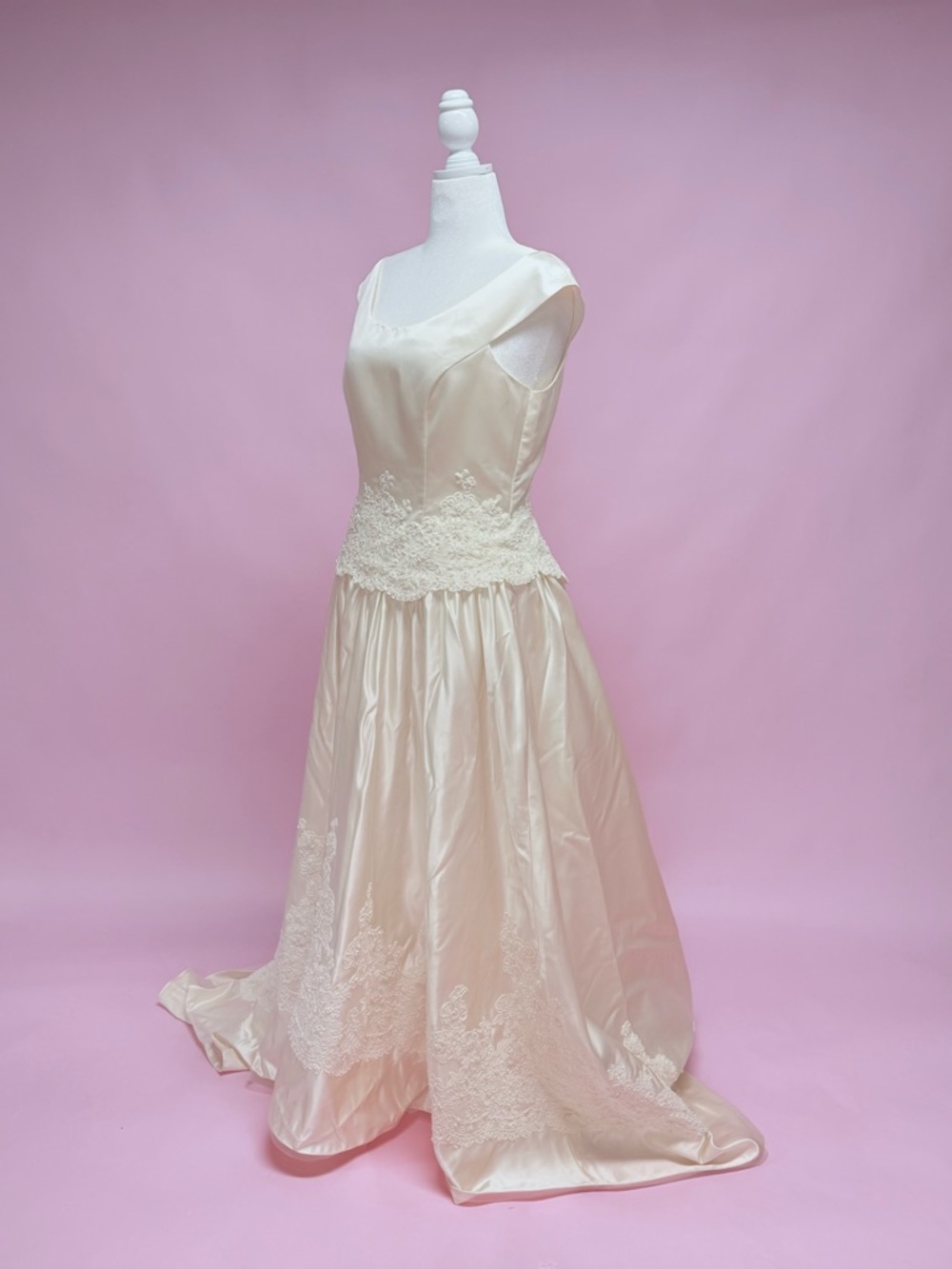 Vintage Ivory Satin Lace-Trim A-Line Wedding Gown - Picture 8 of 14